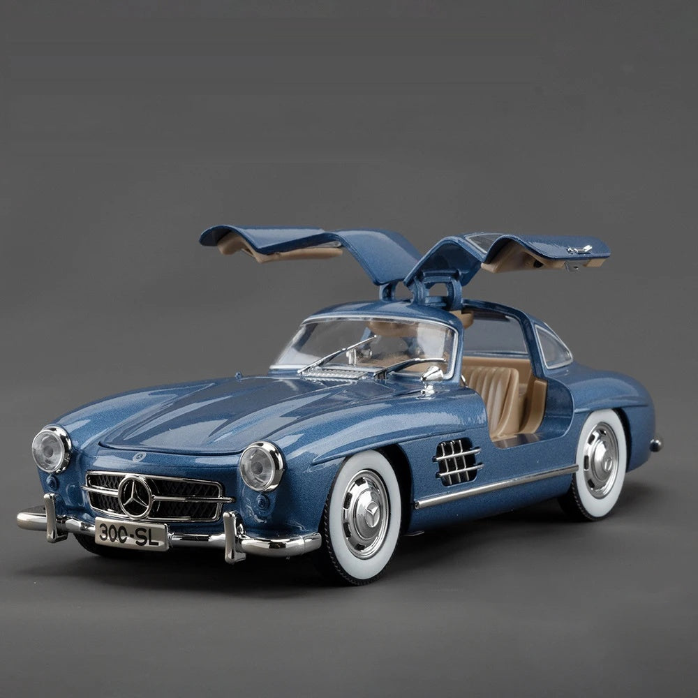 Maquette Mercedes 300 SL Gullwing bleu nuit, portes papillon ouvertes