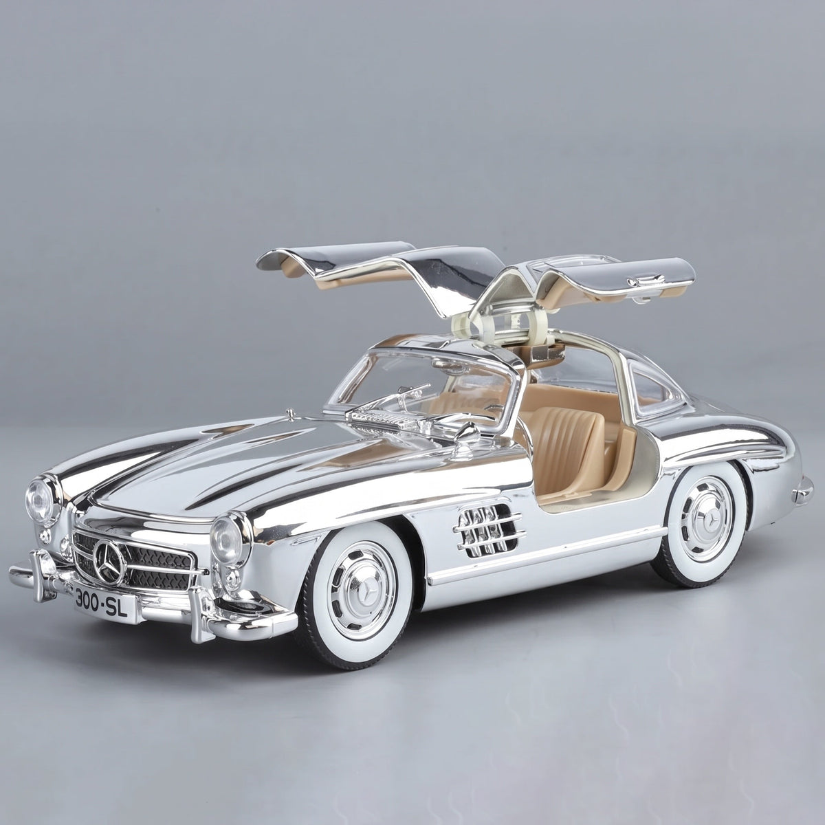 Maquette Mercedes 300 SL Gullwing argent, portes papillon ouvertes