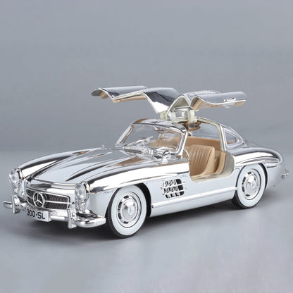 Maquette Mercedes 300 SL Gullwing argent, portes papillon ouvertes