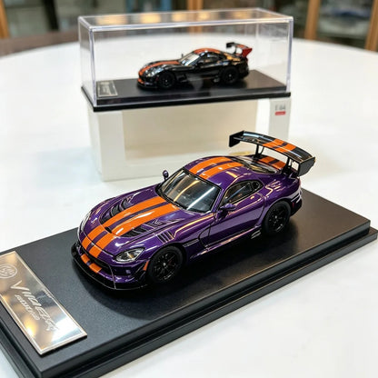 Maquette Dodge Viper 1:64 violette dans sa vitrine