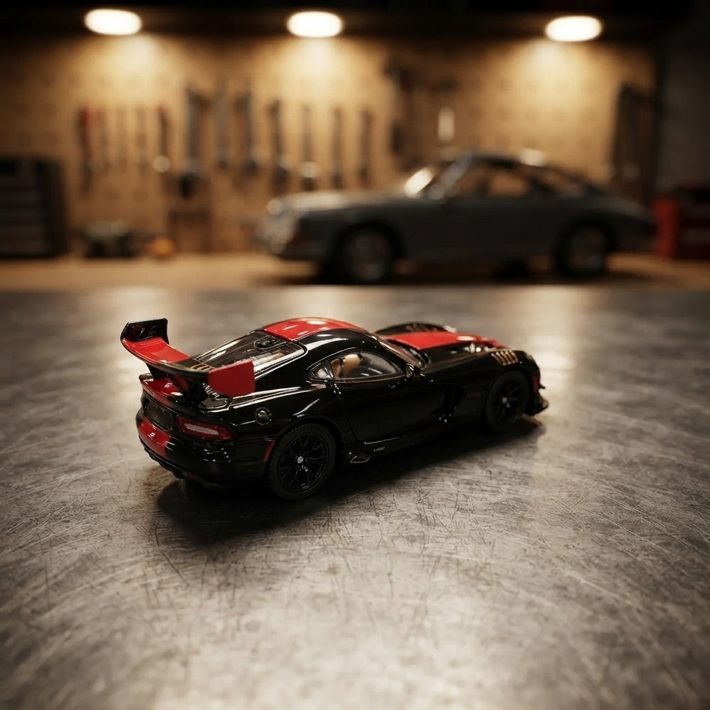 Maquette Dodge Viper 1:64 sur l'établi d'un collectionneur