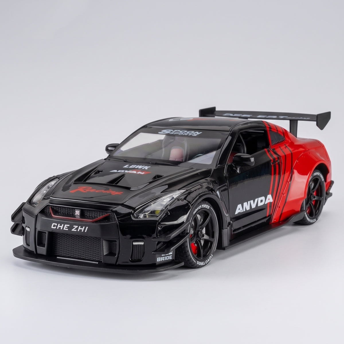 Maquette Nissan GT-R R35 rouge et noire au 1:24