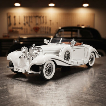 Maquette voiture ancienne Mercedes-Benz 500K dans un garage de collectionneur