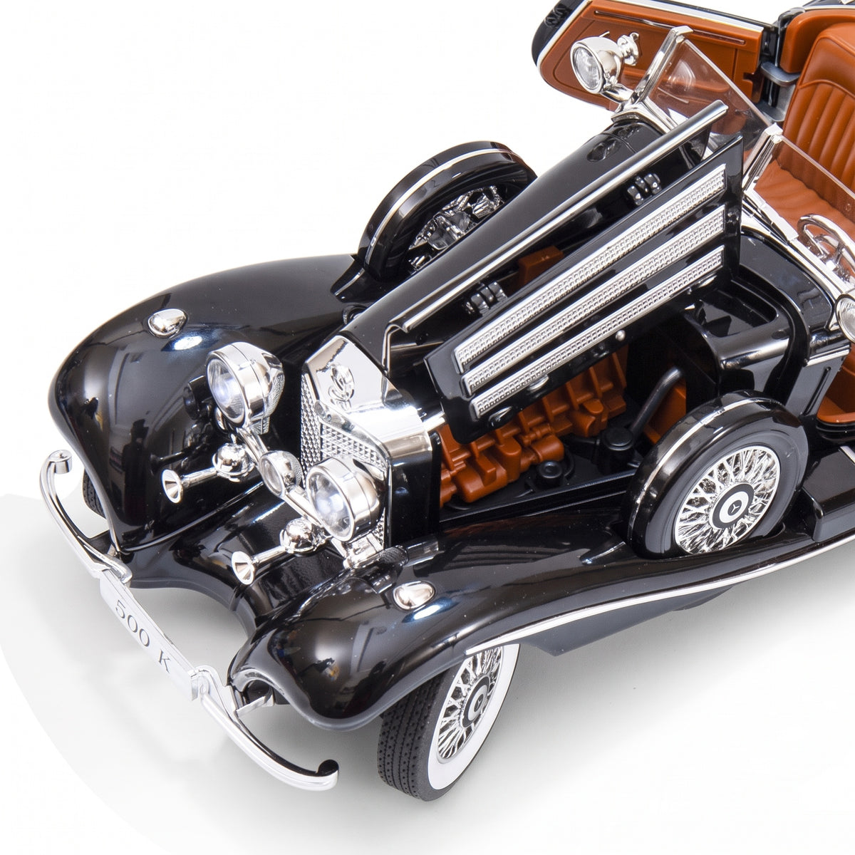 Maquette Mercedes-Benz 500K noire, capot ouvert sur le moteur et roues directrices