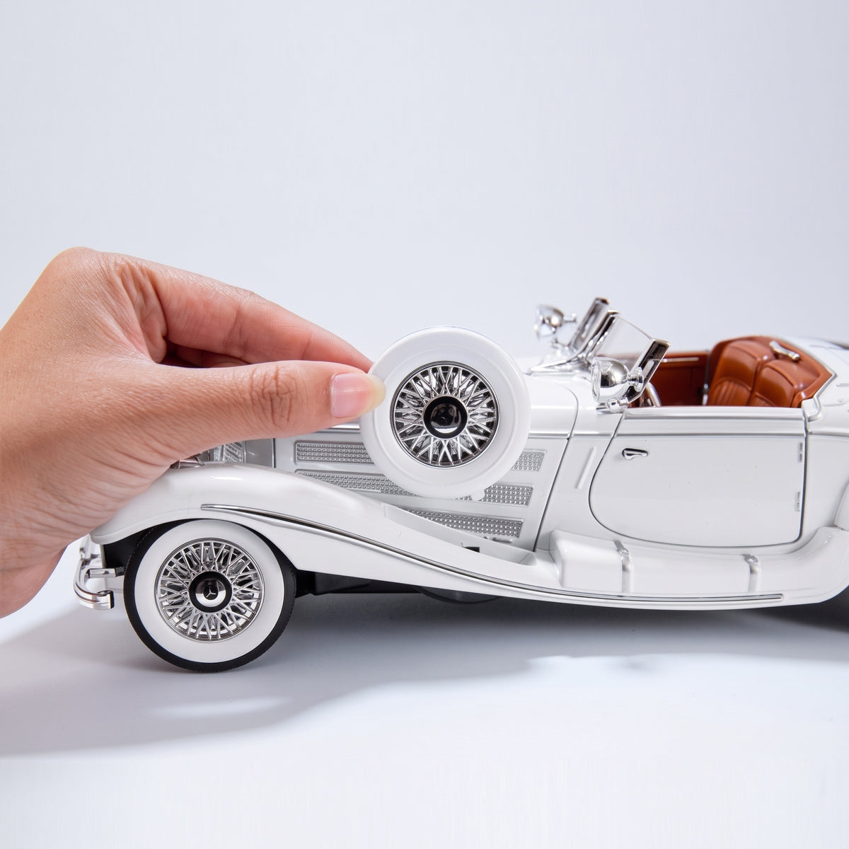Roue de secours amovible de la maquette Mercedes-Benz 500K
