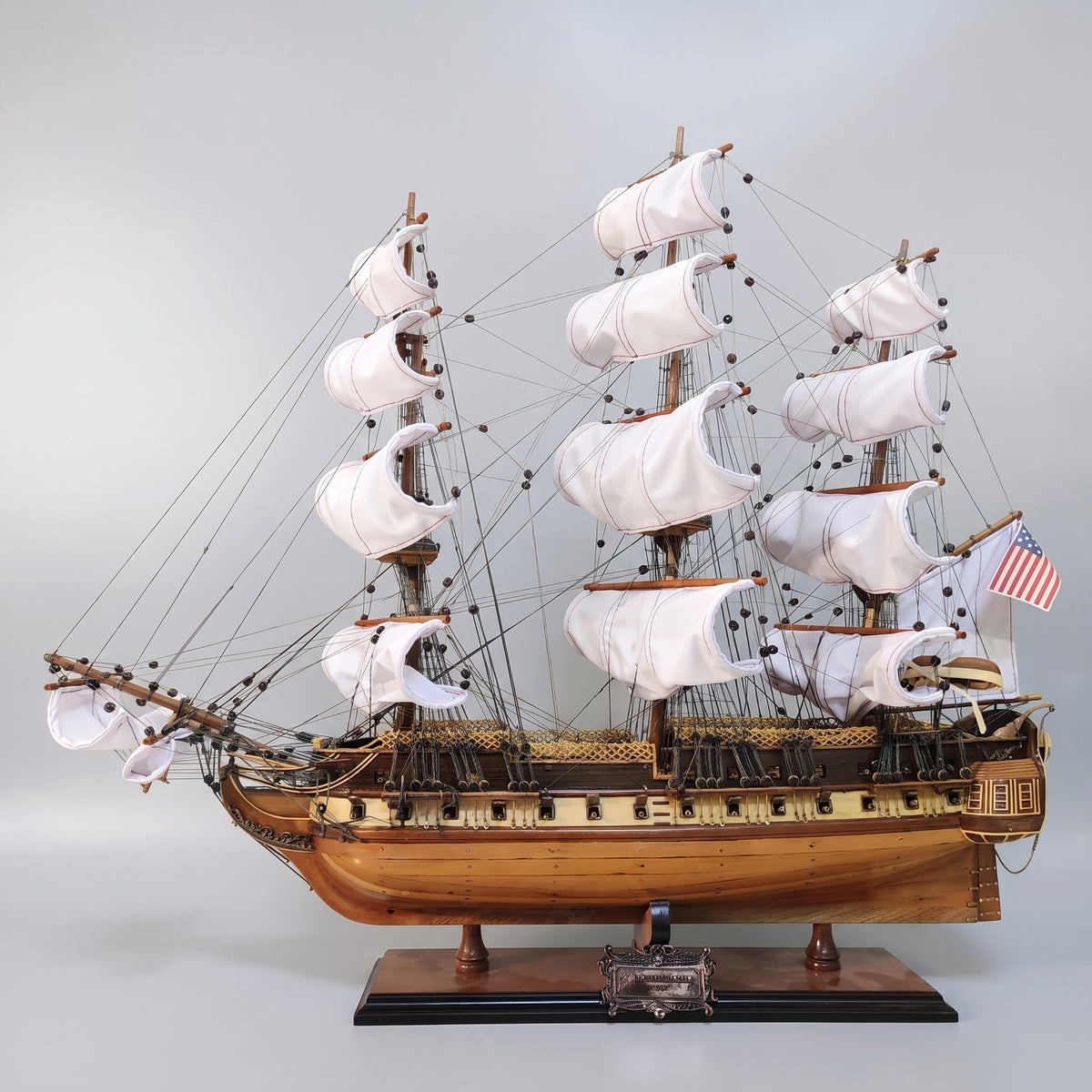 Maquette bateau haut de gamme USS Constitution en bois massif, montée et gréée à la main