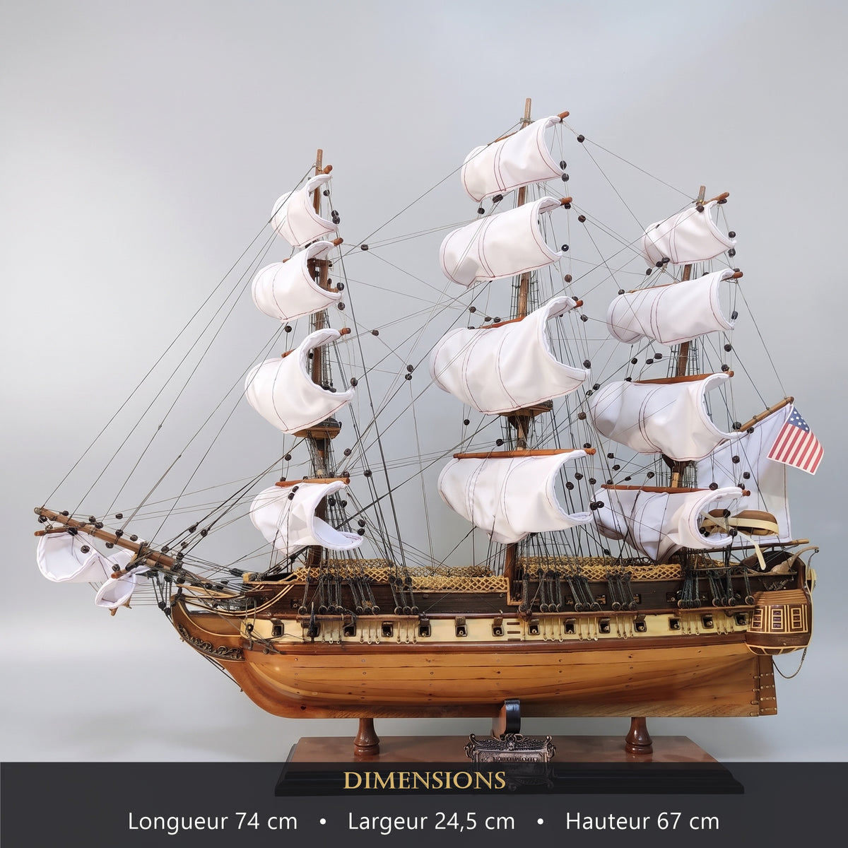 Dimensions de la maquette USS Constitution : 74 x 24,5 x 67 cm