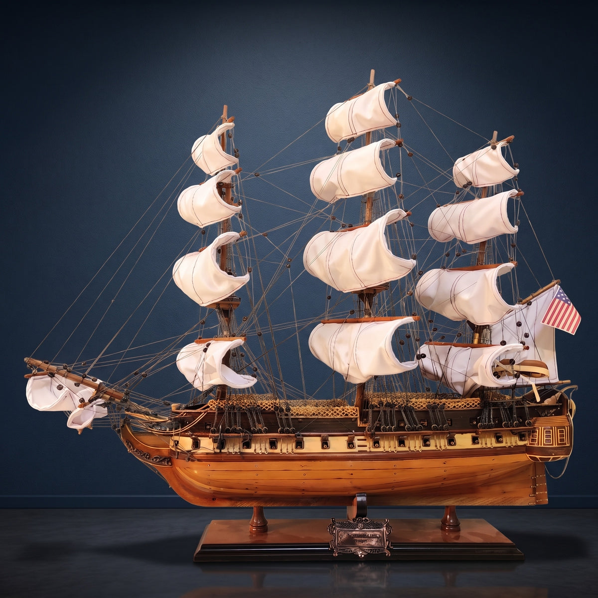 Maquette bateau haut de gamme USS Constitution exposée comme une pièce de musée