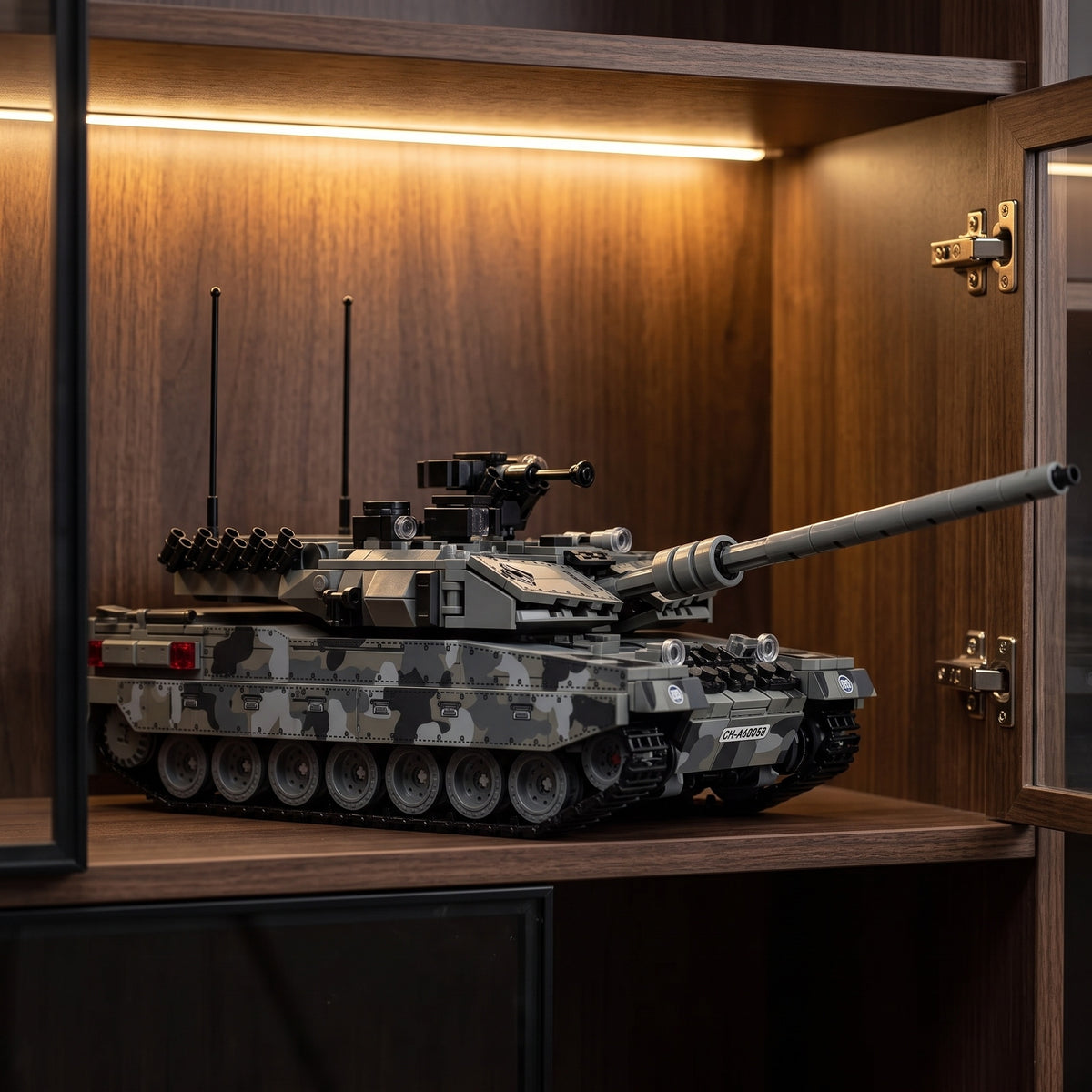 Maquette tank Leopard 2A7 exposée dans une vitrine de collection en noyer