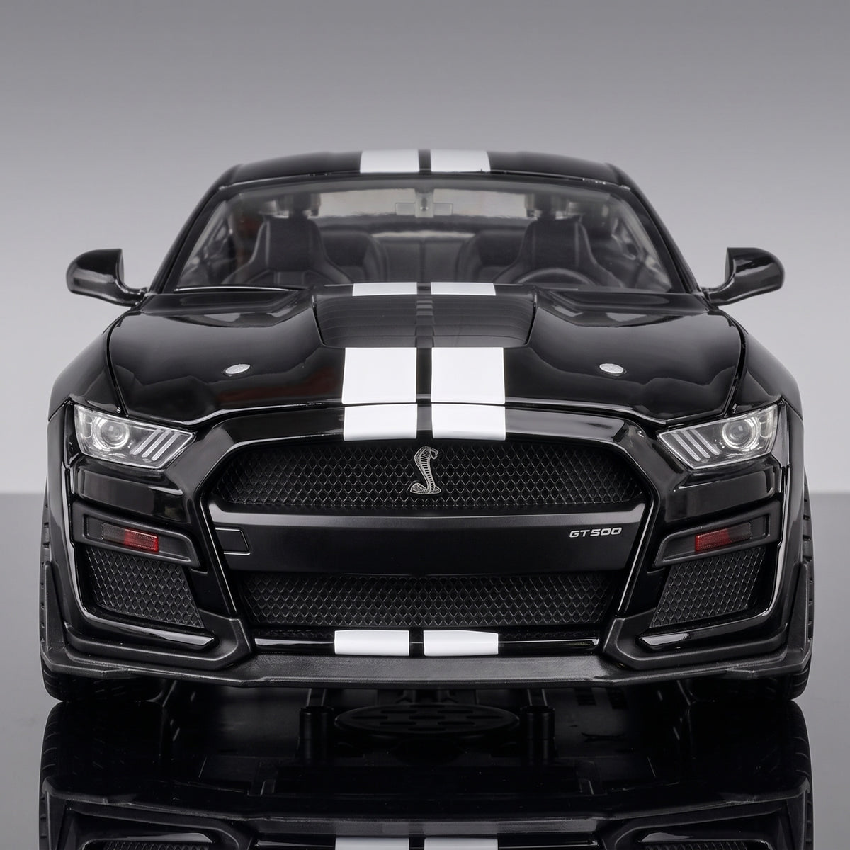 Maquette Mustang Shelby GT500 noire vue de face, phares allumés