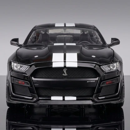 Maquette Mustang Shelby GT500 noire vue de face, phares allumés