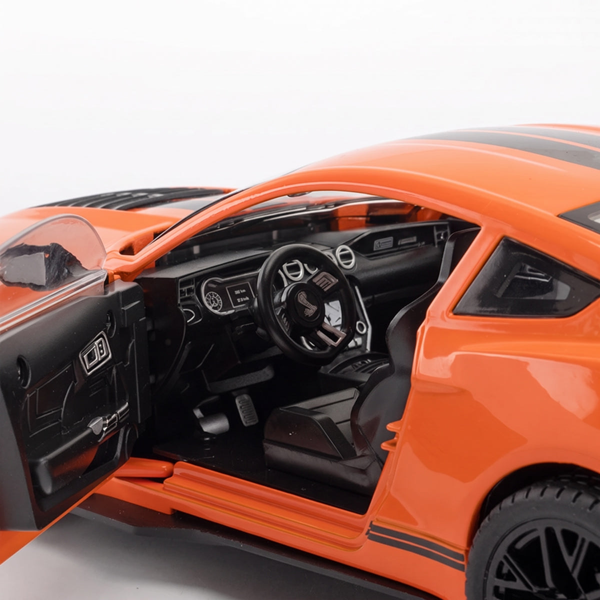Intérieur détaillé de la maquette Mustang Shelby GT500, portière ouverte