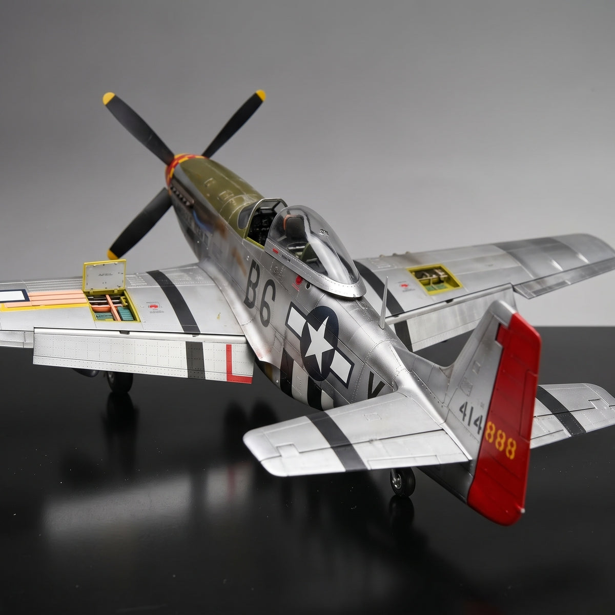 Maquette P-51D Mustang vue arrière avec sa dérive rouge et ses trappes ouvertes