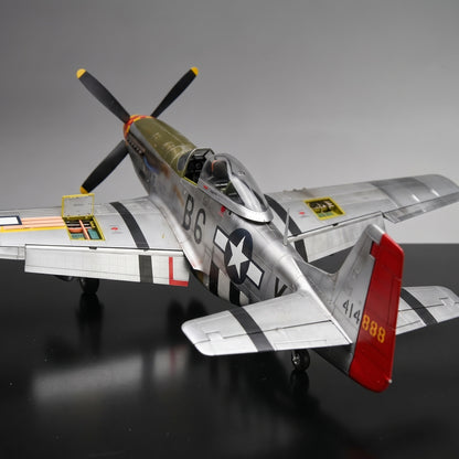 Maquette P-51D Mustang vue arrière avec sa dérive rouge et ses trappes ouvertes