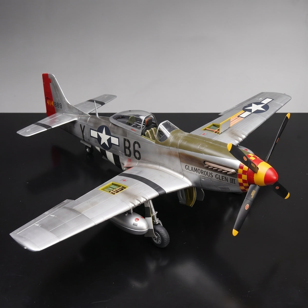 Maquette P-51D Mustang vue de dessus côté droit avec son nez en damier