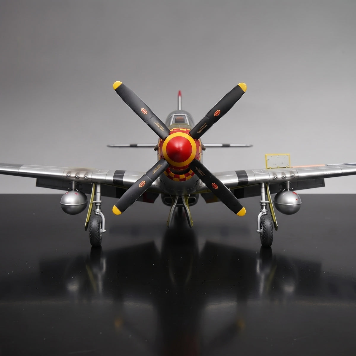 Maquette P-51D Mustang vue de face avec son hélice quadripale