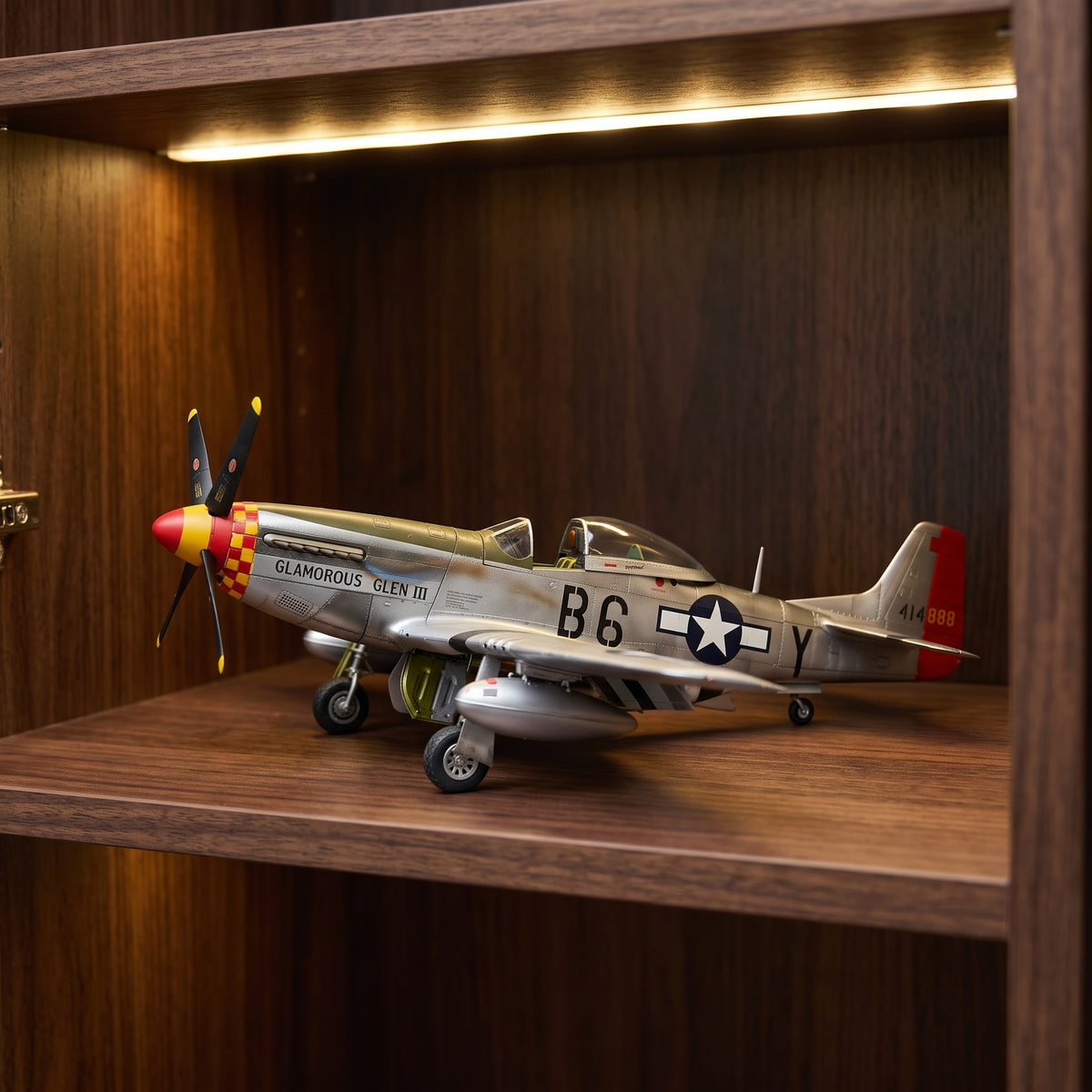 Maquette P-51D Mustang exposée dans une vitrine de collection en noyer