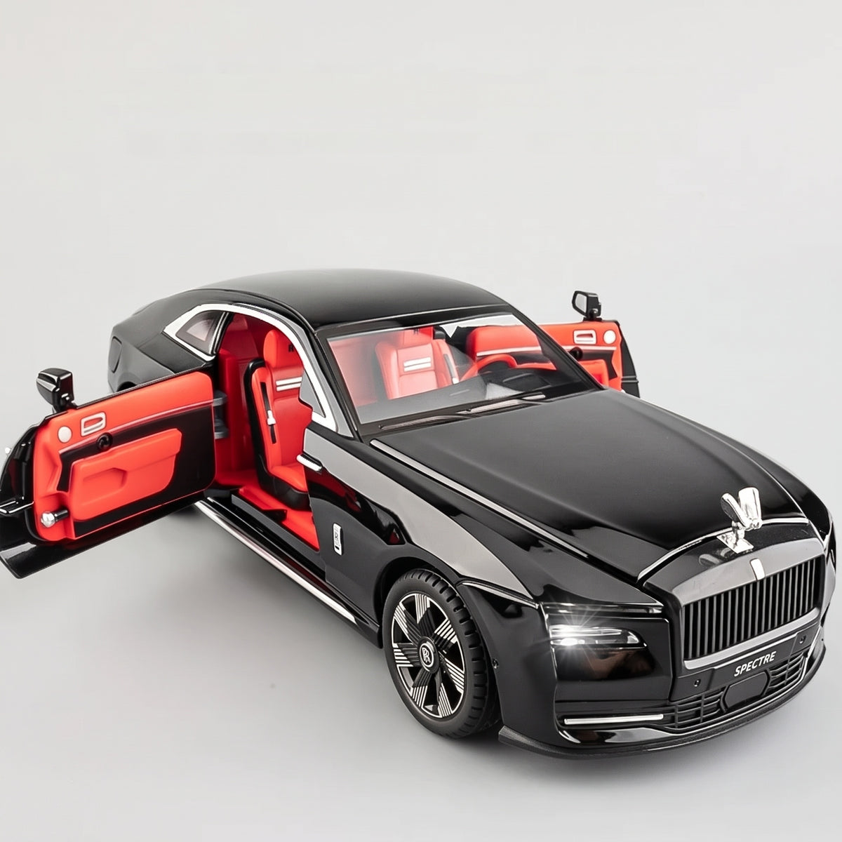 Maquette Rolls-Royce Spectre noire au 1:24, portes ouvertes sur l'intérieur rouge