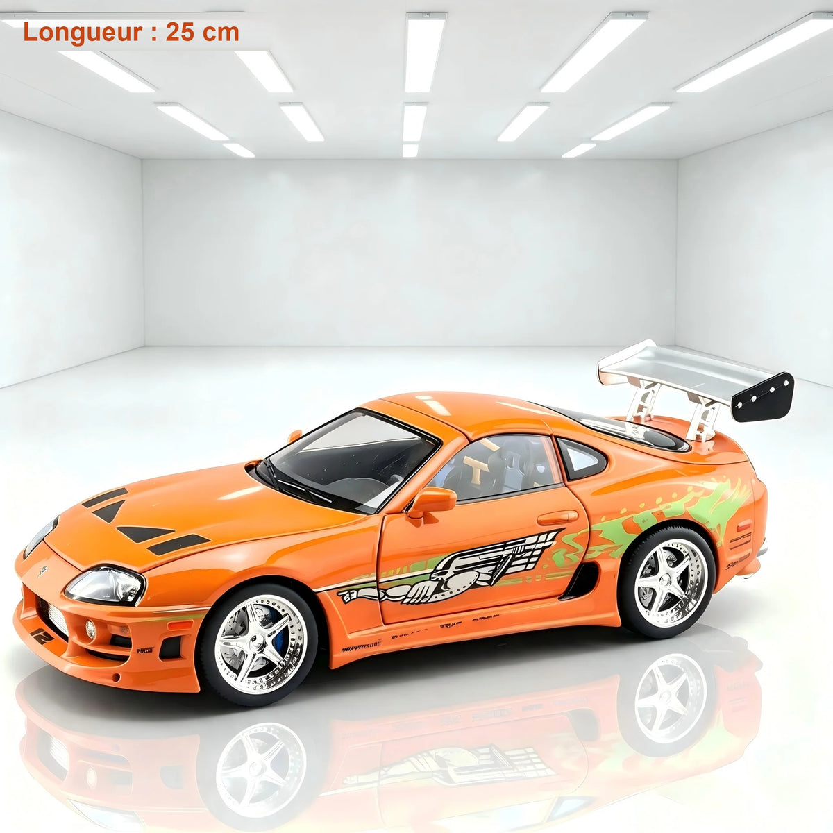 Maquette Toyota Supra MK4 orange au 1:24 vue de profil, longueur 25 cm
