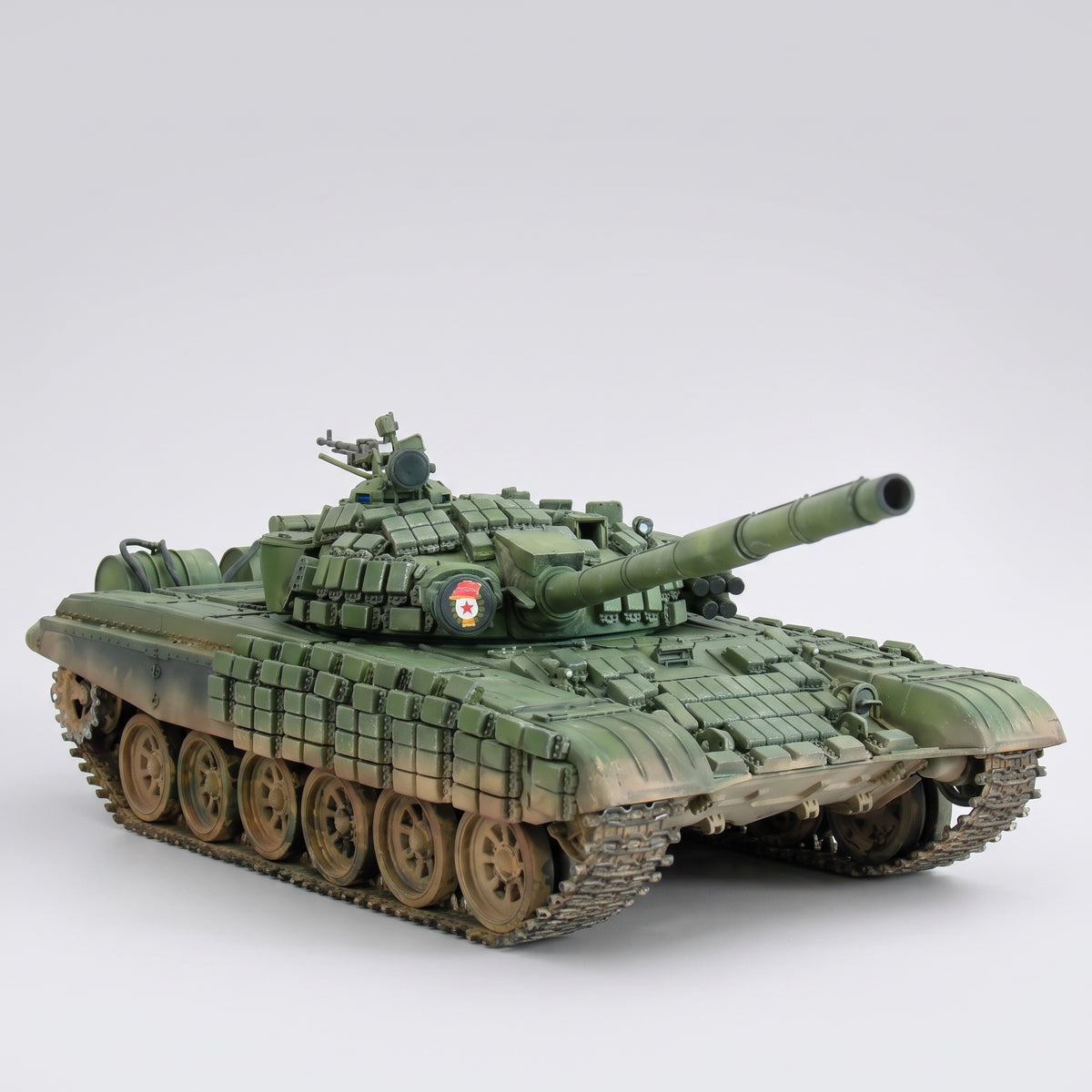 Maquette 1/35 T-72B peinte, vue de trois quarts avant