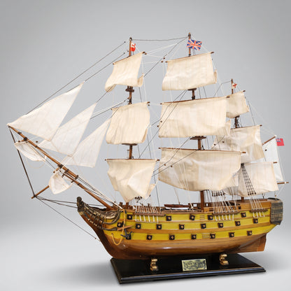 Maquette bateau en bois HMS Victory Grand Pavois en bois massif, montée et gréée à la main