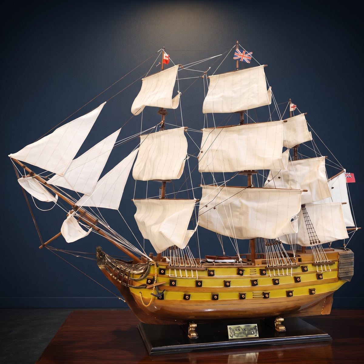 Maquette bateau en bois HMS Victory Grand Pavois exposée comme une pièce de musée