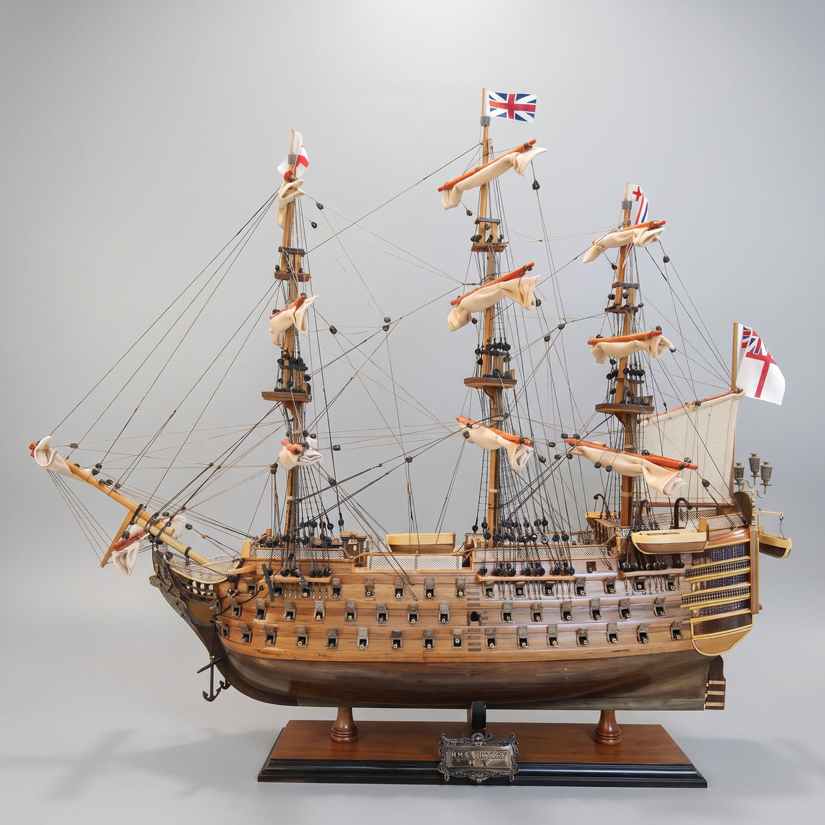 Maquette bateau bois déjà monté HMS Victory en bois massif, montée et gréée à la main