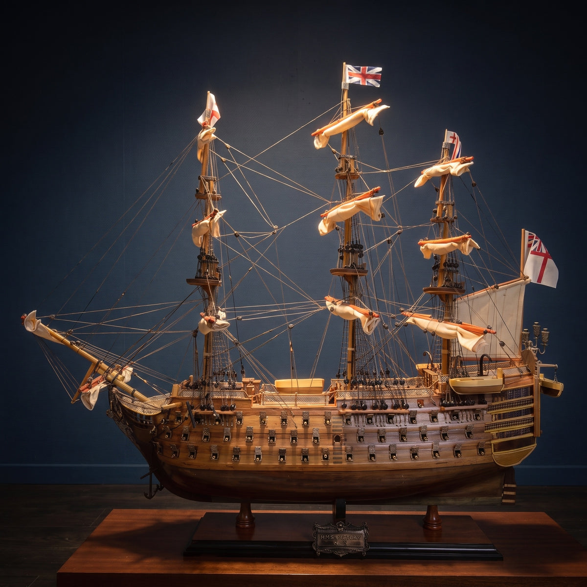 Maquette bateau bois déjà monté HMS Victory exposée comme une pièce de musée