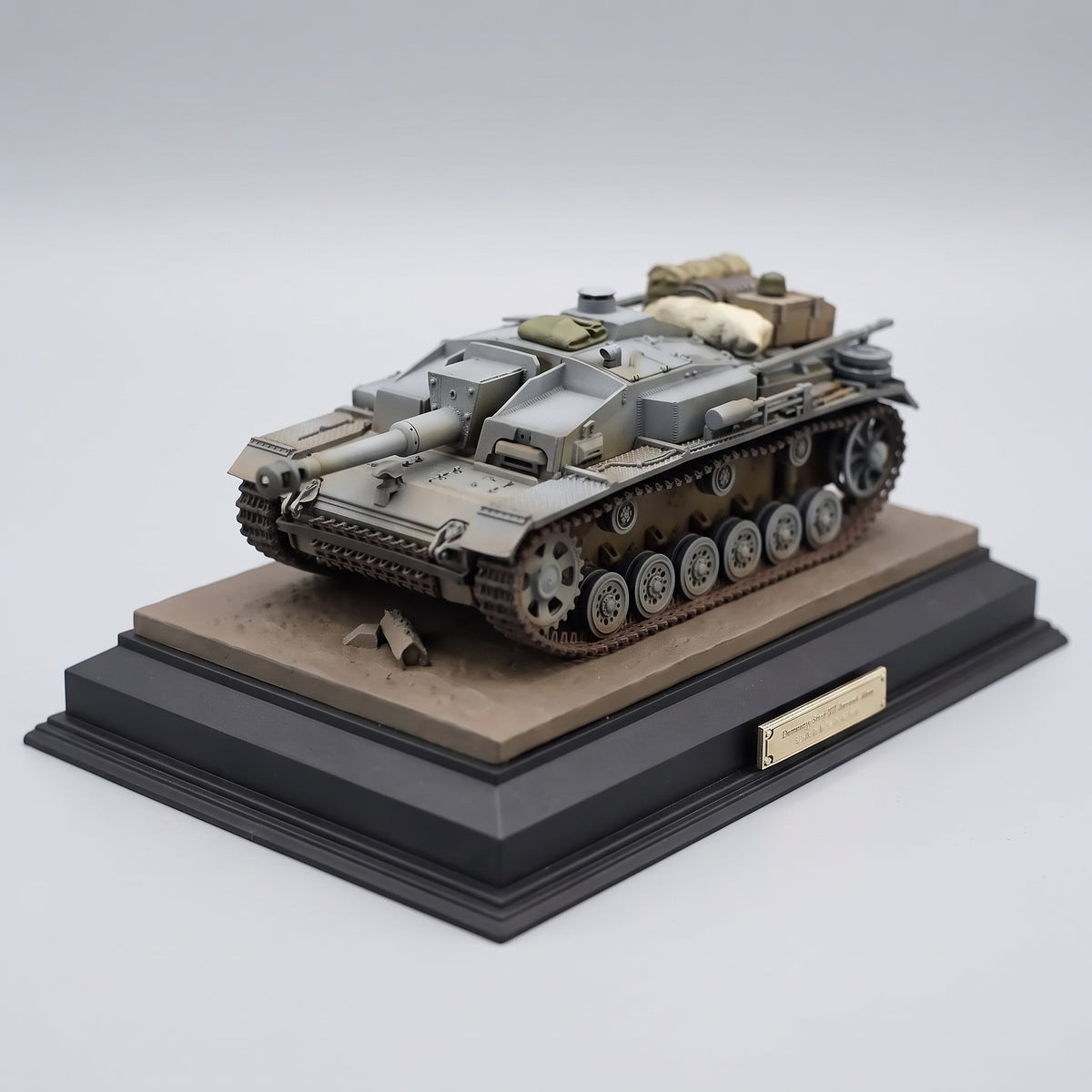 Maquette StuG III sur fond studio
