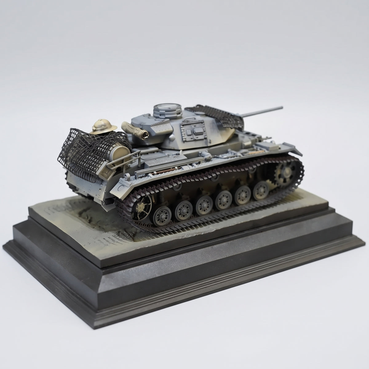 Maquette Panzer III Ausf. N sur fond studio