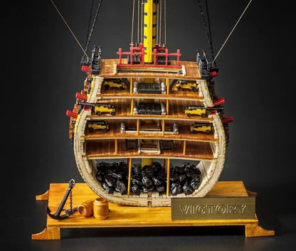 Maquette HMS Victory vue de face avec la plaque VICTORY
