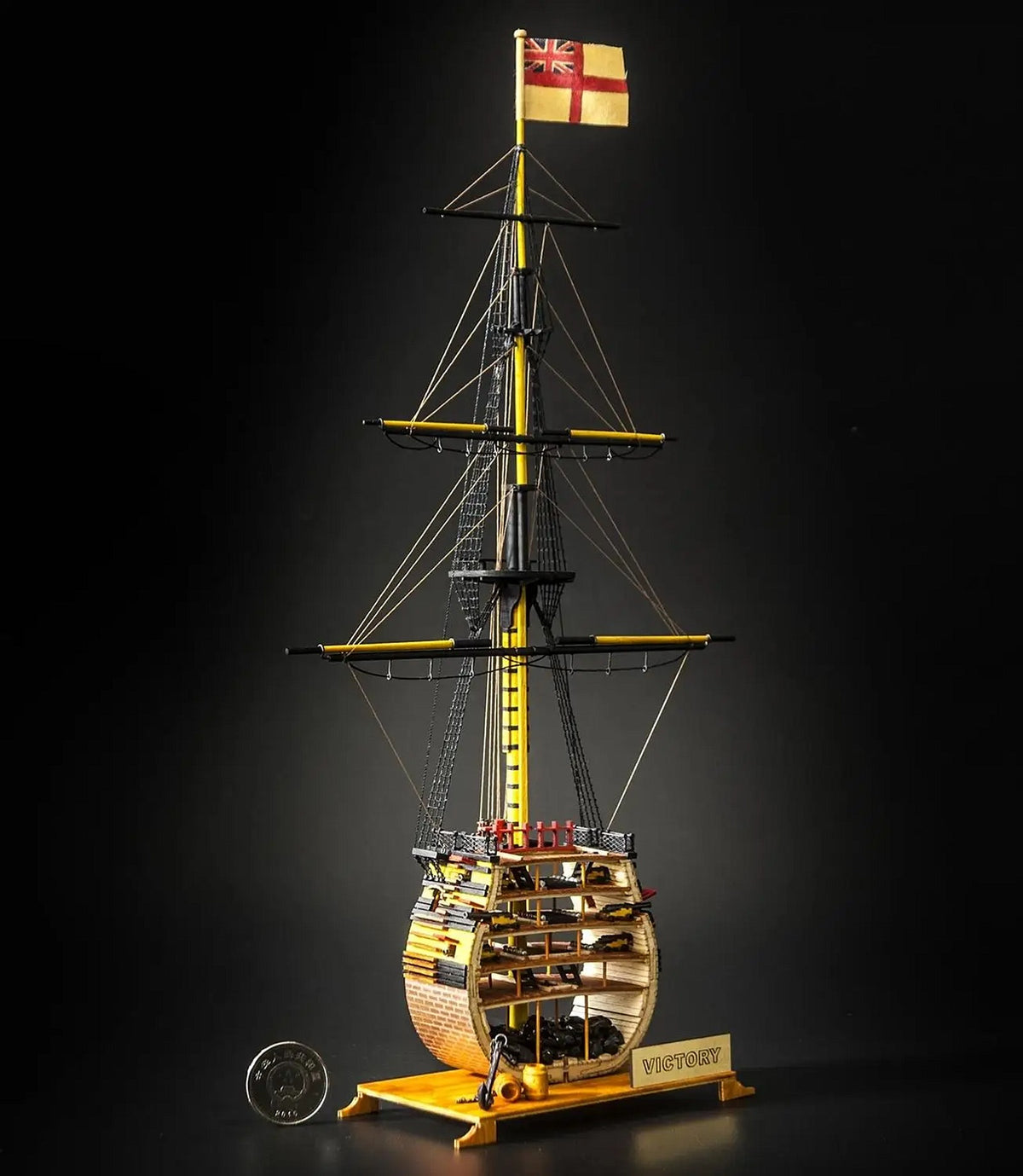 Maquette HMS Victory en coupe avec son mât gréé et son pavillon