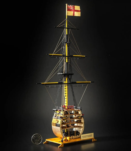 Maquette HMS Victory en coupe avec son mât gréé et son pavillon