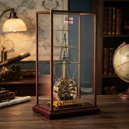 Maquette HMS Victory exposée dans une vitrine de collection