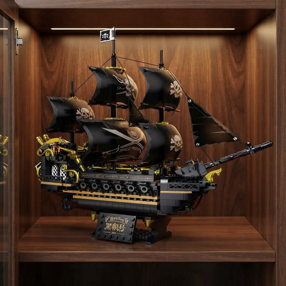 Maquette du bateau pirate Black Sail exposée dans une vitrine en noyer