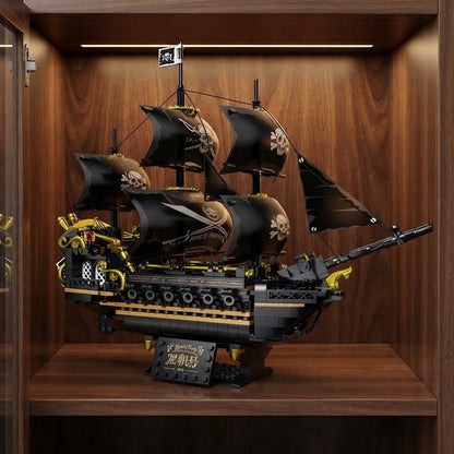 Maquette du bateau pirate Black Sail exposée dans une vitrine en noyer