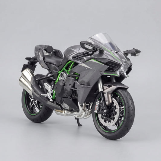 Maquette Kawasaki Ninja H2 à l'échelle 1:9 vue de trois quarts avant droit, sur sa béquille latérale, fond gris neutre