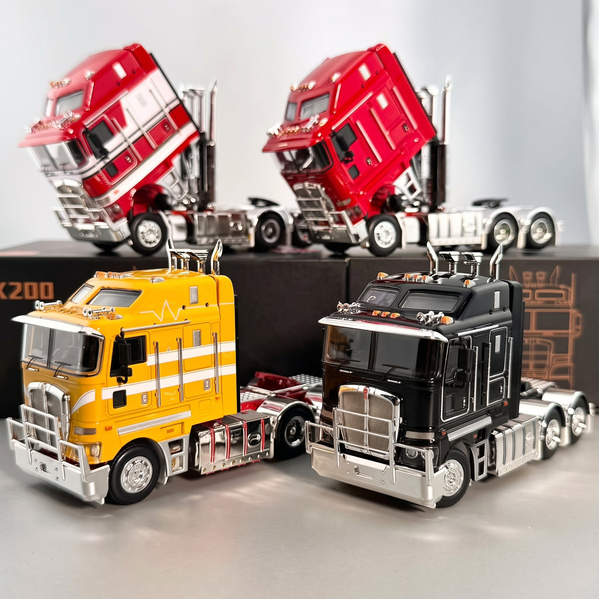 Maquettes camion Kenworth K200 en quatre livrées, cabines basculantes ouvertes