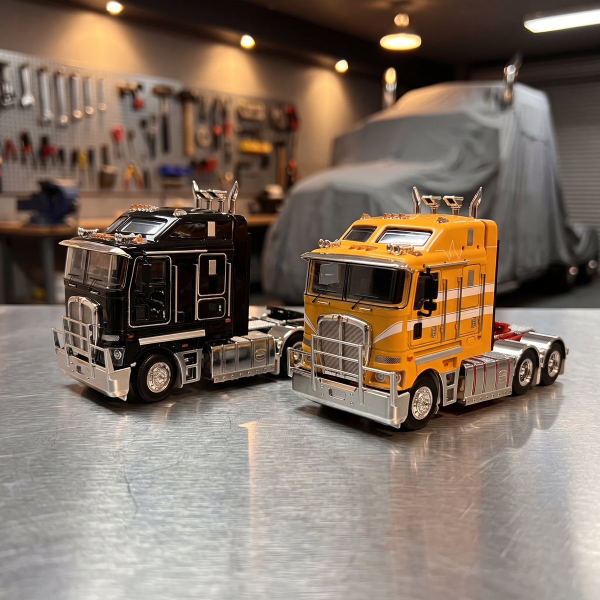 Maquettes camion Kenworth K200 noir et jaune dans un garage de collectionneur