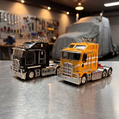Maquettes camion Kenworth K200 noir et jaune dans un garage de collectionneur