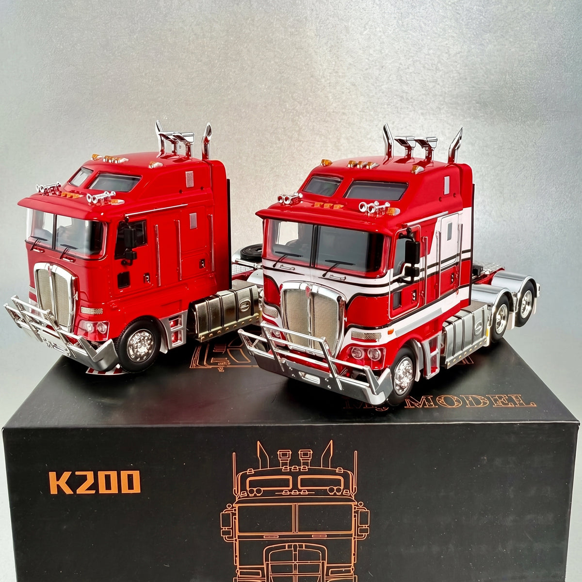 Maquettes camion Kenworth K200 rouge et rouge et blanc sur leur boîte
