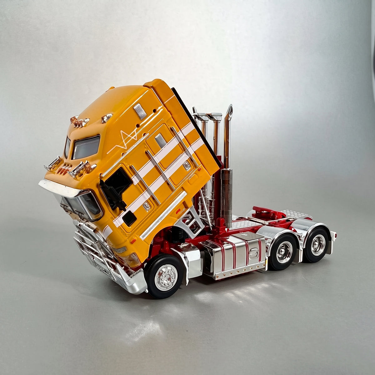 Maquette camion Kenworth K200 jaune, cabine basculante ouverte