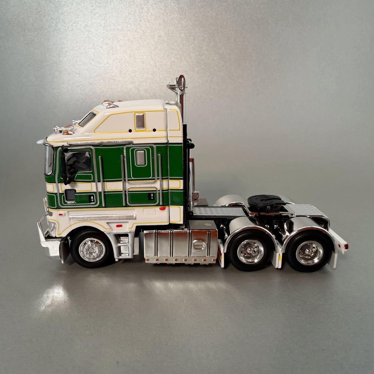 Maquette camion Kenworth K200 vert et blanc vue de profil