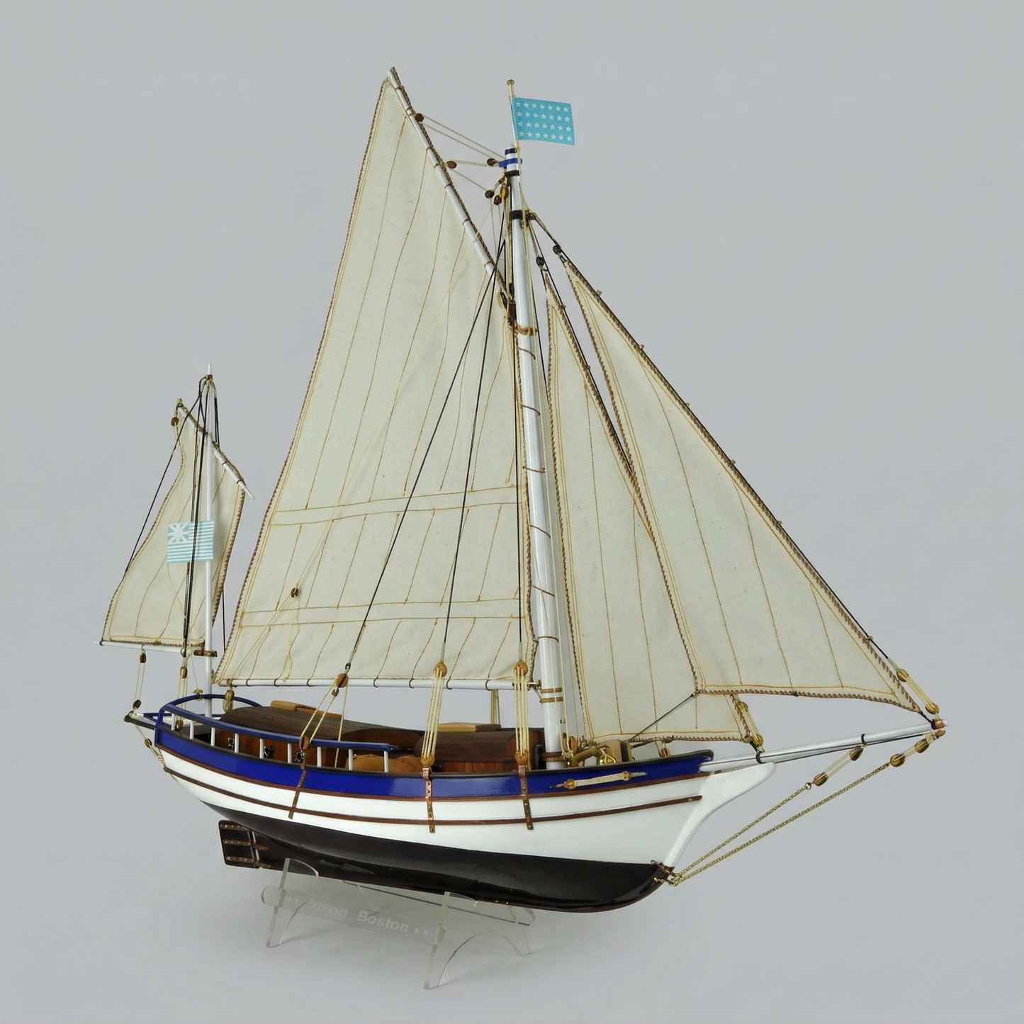 Maquette bateau en bois avec support-"The pickle"